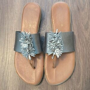 Andre Assous Novalee metallic silver “featherweights” sandals size 10
